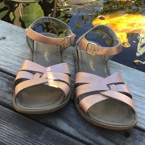 Salt water sandals rose gold